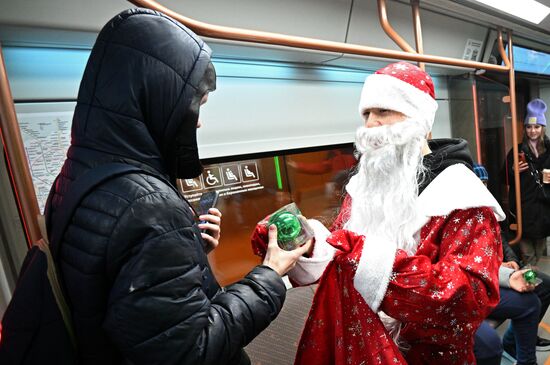 Флешмоб Дедов Морозов в Московском метро