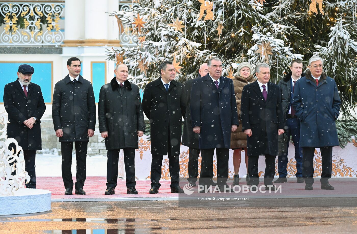 Лидеры СНГ посетили дворцы Павловска, Царского Села и Петергофа