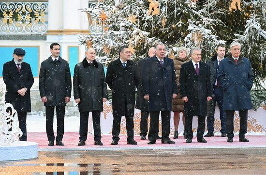 Лидеры СНГ посетили дворцы Павловска, Царского Села и Петергофа