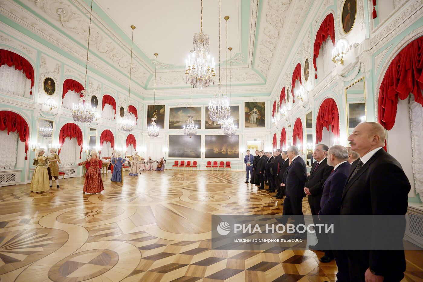 Лидеры СНГ посетили дворцы Павловска, Царского Села и Петергофа