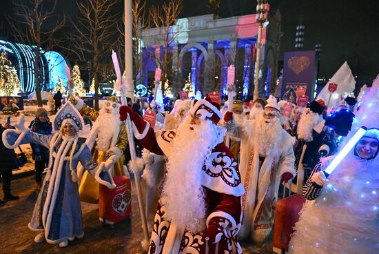 Международная выставка-форум "Россия"
Парад Дедов Морозов, уличное пространство Место: Россия, Москва. Автор: Григорий Сысоев/РИА Новости. Выставка "Россия". Парад Дедов Морозов