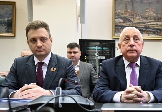 Кандидат в президенты РФ М. Харитонов подал документы в ЦИК РФ