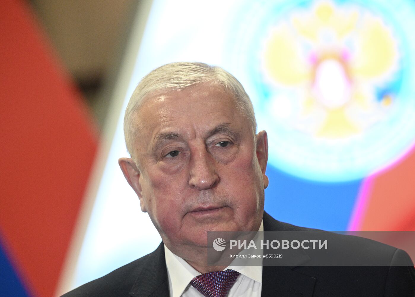 Кандидат в президенты РФ М. Харитонов подал документы в ЦИК РФ