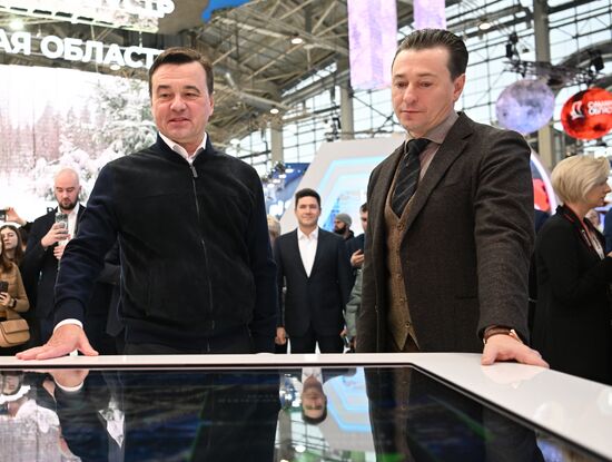 Международная выставка-форум "Россия"
Открытие Дня Региона - презентация Московской области, павильон No75
Андрей Воробьев, губернатор Московской области (слева) и Сергей Безруков, художественный руководитель Московского Губернского театра, актер
Место: Россия, Москва. Автор: Кристина Кормилицына/РИА Новости. Выставка "Россия". Московская область. День региона