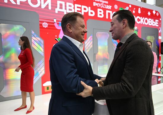 Международная выставка-форум "Россия"
Открытие Дня Региона - презентация Московской области, павильон No75
Игорь Бутман, музыкант (слева) и Сергей Безруков, художественный руководитель Московского Губернского театра, актер
Место: Россия, Москва. Автор: Кристина Кормилицына/РИА Новости. Выставка "Россия". Московская область. День региона