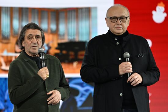 Международная выставка-форум "Россия"
Открытие Дня Региона - презентация Московской области, павильон №75
Юрий Башмет, дирижер (слева) и Игорь Корнилов, директор Государственного мемориального музыкального музея-заповедника П.И. Чайковского
Место: Россия, Москва. Автор: Кристина Кормилицына/РИА Новости. Выставка "Россия". Московская область. День региона