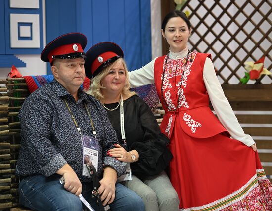 Международная выставка-форум "Россия"
Стенд Ростовской области, павильон №75
Место: Россия, Москва. Автор: Кристина Кормилицына/РИА Новости. Работа выставки "Россия"