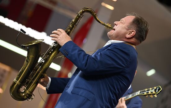 Международная выставка-форум "Россия"
Открытие Дня Региона - презентация Московской области, павильон №75
Игорь Бутман, музыкант
Место: Россия, Москва. Автор: Кристина Кормилицына/РИА Новости. Работа выставки "Россия"