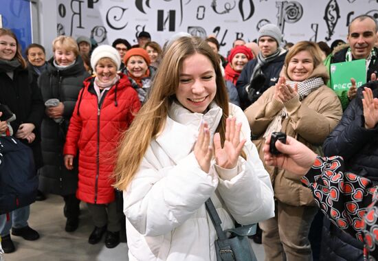 Выставка "Россия". Поздравление 100-тысячного участника экскурсий по выставке