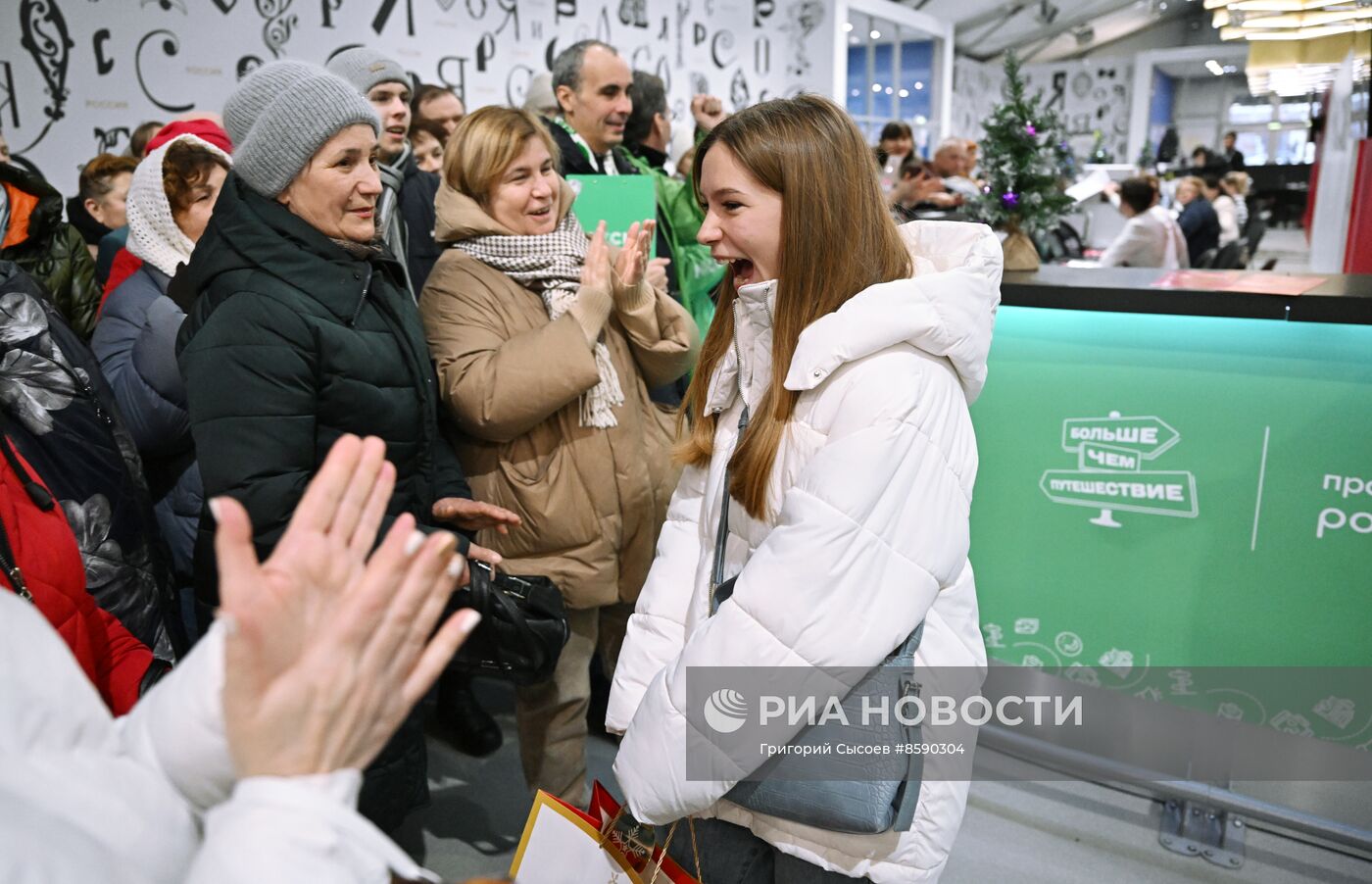 Выставка "Россия". Поздравление 100-тысячного участника экскурсий по выставке