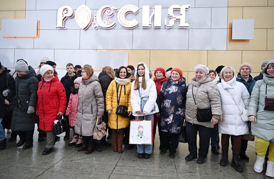 Выставка "Россия". Поздравление 100-тысячного участника экскурсий по выставке