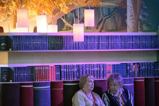 Международная выставка-форум "Россия"
Павильон D
Место: Россия, Москва. Автор: Владимир Астапкович/РИА Новости. Работа выставки "Россия"