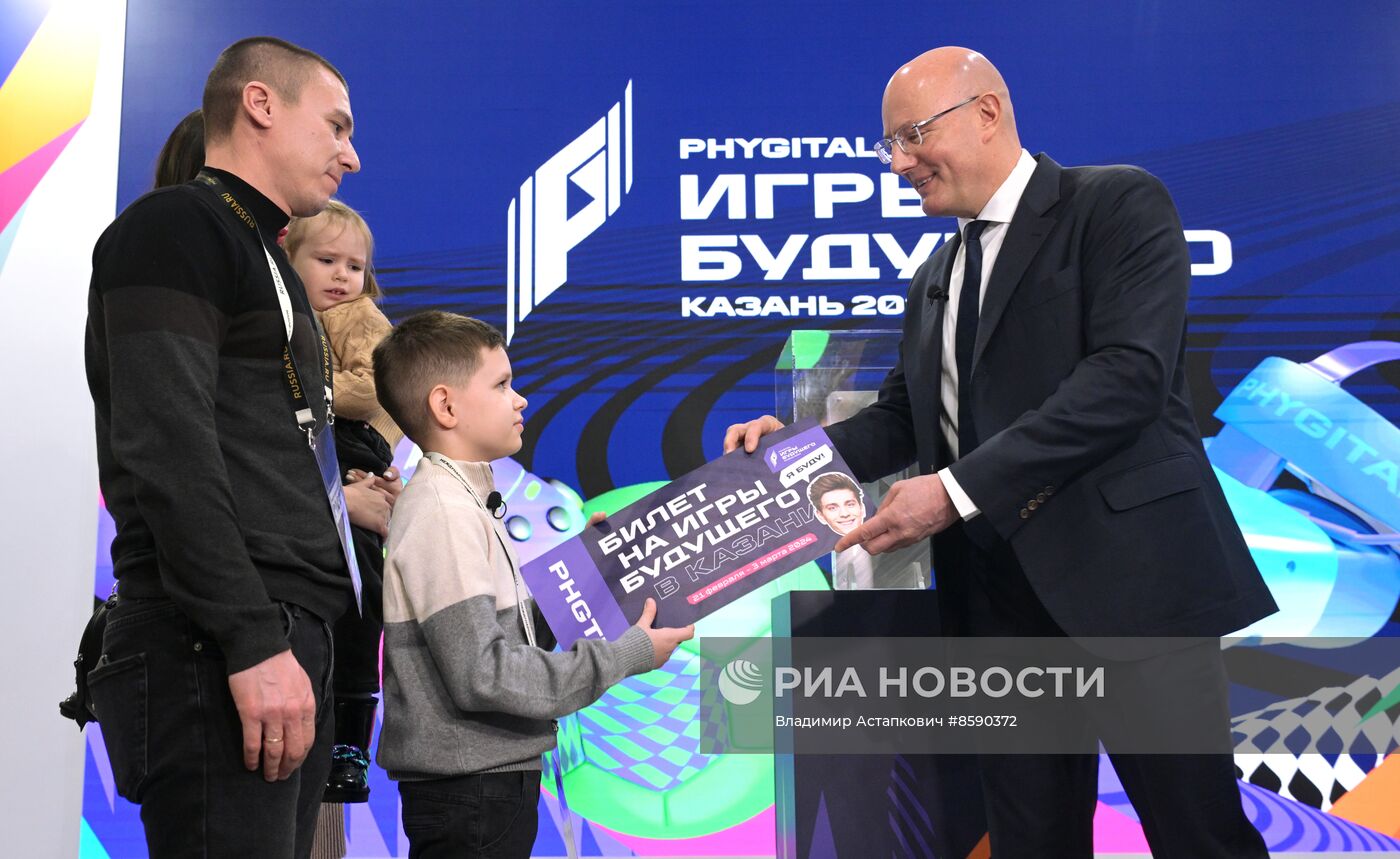 Выставка "Россия". Вице-премьер правительства РФ Д. Чернышенко поздравил мальчика Захара Границина в рамках акции "Елка желаний"