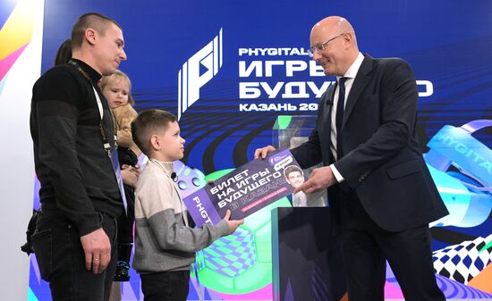 Международная выставка-форум "Россия"
Вице-премьер правительства РФ Дмитрий Чернышенко поздравил мальчика Захара Границина в рамках акции "Елка желаний"
Павильон №457 Место: Россия, Москва. Автор: Владимир Астапкович/РИА Новости. Выставка "Россия". Вице-премьер правительства РФ Д. Чернышенко поздравил мальчика Захара Границина в рамках акции "Елка желаний"