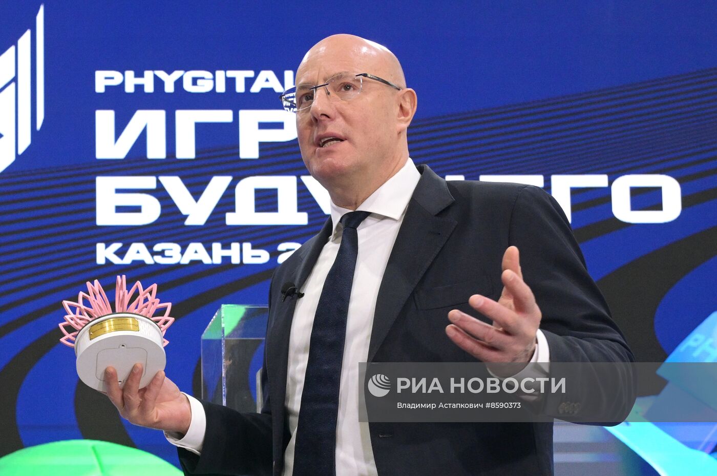 Выставка "Россия". Вице-премьер правительства РФ Д. Чернышенко поздравил мальчика Захара Границина в рамках акции "Елка желаний"