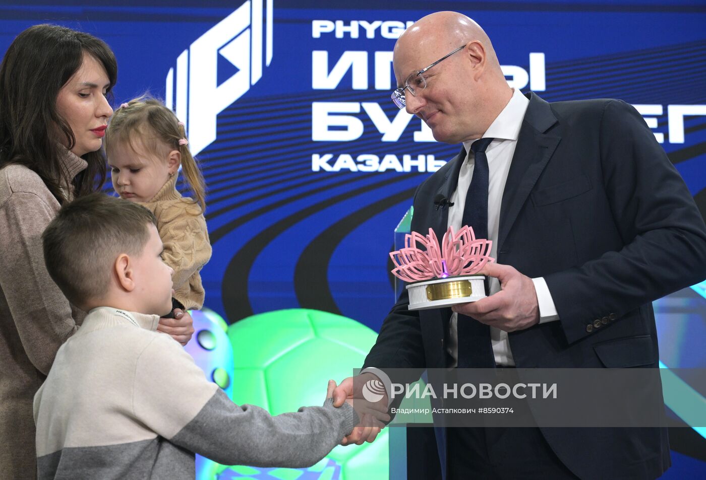 Выставка "Россия". Вице-премьер правительства РФ Д. Чернышенко поздравил мальчика Захара Границина в рамках акции "Елка желаний"