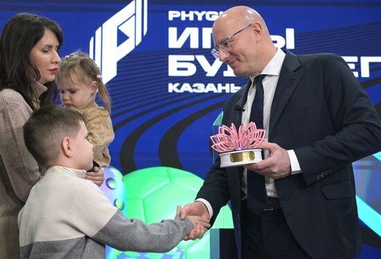 Международная выставка-форум "Россия"
Вице-премьер правительства РФ Дмитрий Чернышенко поздравил мальчика Захара Границына в рамках акции "Елка желаний"
Павильон №457 Место: Россия, Москва. Автор: Владимир Астапкович/РИА Новости. Выставка "Россия". Вице-премьер правительства РФ Д. Чернышенко поздравил мальчика Захара Границина в рамках акции "Елка желаний"