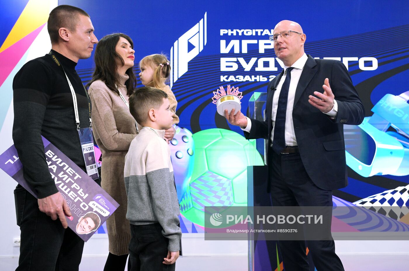 Выставка "Россия". Вице-премьер правительства РФ Д. Чернышенко поздравил мальчика Захара Границина в рамках акции "Елка желаний"