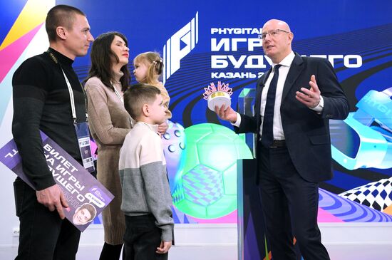 Международная выставка-форум "Россия"
Вице-премьер правительства РФ Дмитрий Чернышенко поздравил мальчика Захара Границина в рамках акции "Елка желаний"
Павильон №457 Место: Россия, Москва. Автор: Владимир Астапкович/РИА Новости. Выставка "Россия". Вице-премьер правительства РФ Д. Чернышенко поздравил мальчика Захара Границина в рамках акции "Елка желаний"