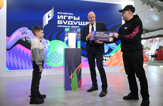 Международная выставка-форум "Россия"
Вице-премьер правительства РФ Дмитрий Чернышенко поздравил мальчика Захара Границина в рамках акции "Елка желаний"
Дмитрий Чернышенко, Заместитель председателя Правительства РФ (в центре)
Павильон №457 Место: Россия, Москва. Автор: Владимир Астапкович/РИА Новости. Выставка "Россия". Вице-премьер правительства РФ Д. Чернышенко поздравил мальчика Захара Границина в рамках акции "Елка желаний"