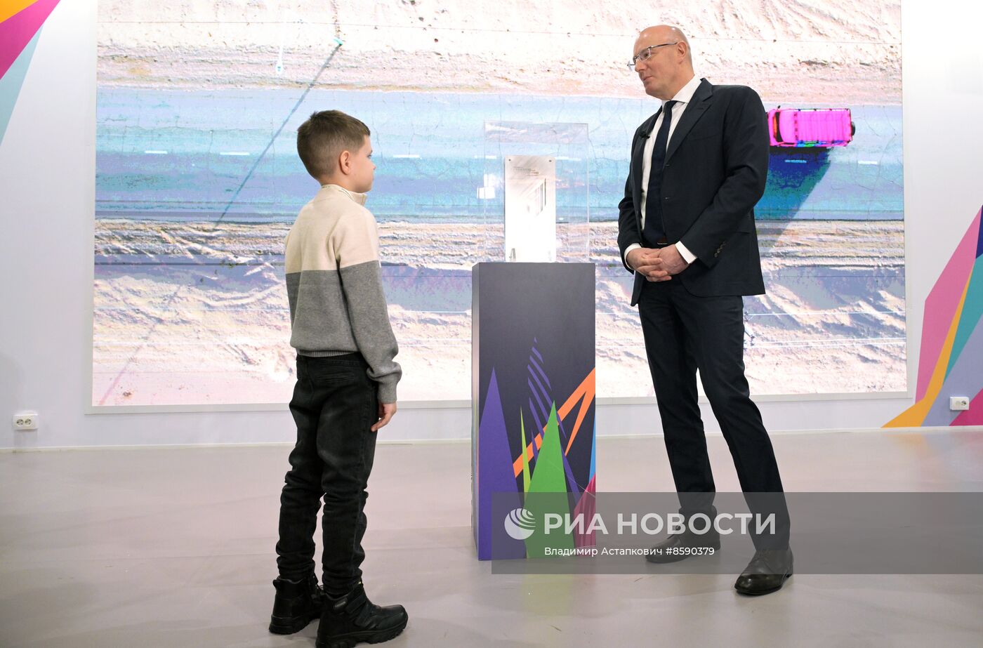 Выставка "Россия". Вице-премьер правительства РФ Д. Чернышенко поздравил мальчика Захара Границина в рамках акции "Елка желаний"