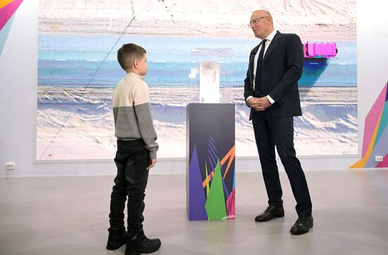 Международная выставка-форум "Россия"
Вице-премьер правительства РФ Дмитрий Чернышенко поздравил мальчика Захара Границина в рамках акции "Елка желаний"
Павильон №457 Место: Россия, Москва. Автор: Владимир Астапкович/РИА Новости. Выставка "Россия". Вице-премьер правительства РФ Д. Чернышенко поздравил мальчика Захара Границина в рамках акции "Елка желаний"