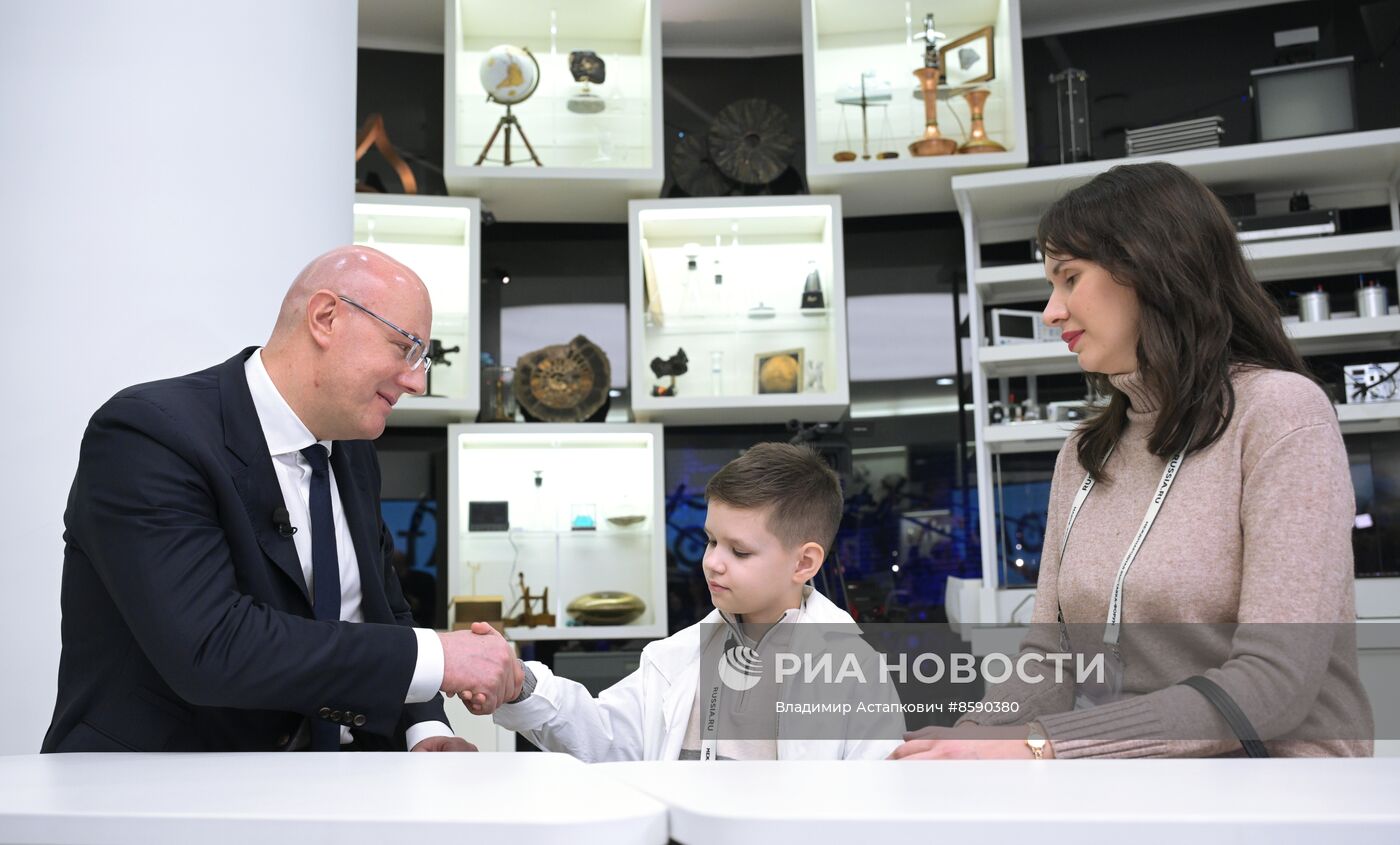 Выставка "Россия". Вице-премьер правительства РФ Д. Чернышенко поздравил мальчика Захара Границина в рамках акции "Елка желаний"