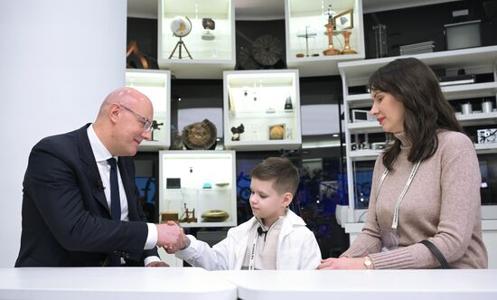 Международная выставка-форум "Россия"
Вице-премьер правительства РФ Дмитрий Чернышенко поздравил мальчика Захара Границина в рамках акции "Елка желаний"
павильон №19 (АТОМ) Место: Россия, Москва. Автор: Владимир Астапкович/РИА Новости. Выставка "Россия". Вице-премьер правительства РФ Д. Чернышенко поздравил мальчика Захара Границина в рамках акции "Елка желаний"