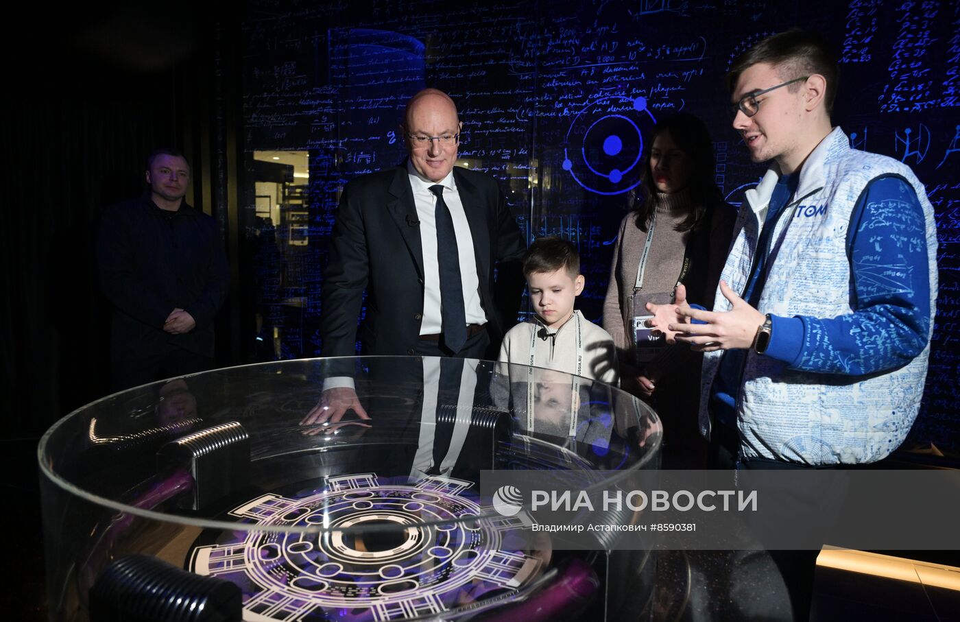 Выставка "Россия". Вице-премьер правительства РФ Д. Чернышенко поздравил мальчика Захара Границина в рамках акции "Елка желаний"