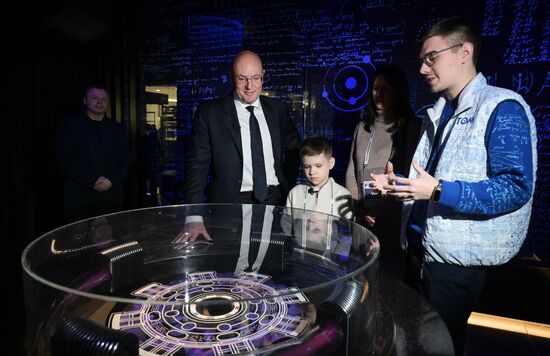 Международная выставка-форум "Россия"
Вице-премьер правительства РФ Дмитрий Чернышенко поздравил мальчика Захара Границина в рамках акции "Елка желаний"
Павильон №19 (АТОМ) Место: Россия, Москва. Автор: Владимир Астапкович/РИА Новости. Выставка "Россия". Вице-премьер правительства РФ Д. Чернышенко поздравил мальчика Захара Границина в рамках акции "Елка желаний"