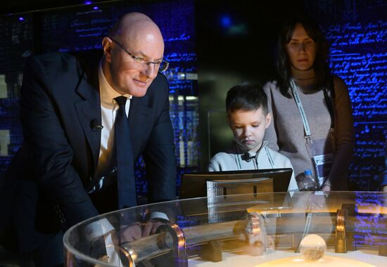 Международная выставка-форум "Россия"
Вице-премьер правительства РФ Дмитрий Чернышенко поздравил мальчика Захара Границина в рамках акции "Елка желаний"
Павильон №19 (АТОМ) Место: Россия, Москва. Автор: Владимир Астапкович/РИА Новости. Выставка "Россия". Вице-премьер правительства РФ Д. Чернышенко поздравил мальчика Захара Границина в рамках акции "Елка желаний"