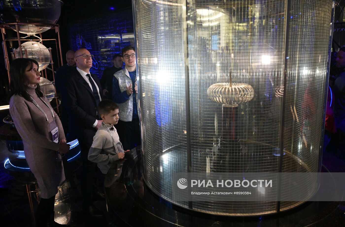 Выставка "Россия". Вице-премьер правительства РФ Д. Чернышенко поздравил мальчика Захара Границина в рамках акции "Елка желаний"