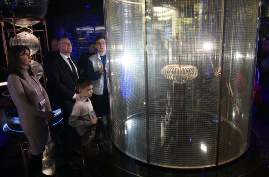 Международная выставка-форум "Россия"
Вице-премьер правительства РФ Дмитрий Чернышенко поздравил мальчика Захара Границина в рамках акции "Елка желаний"
Павильон №19 (АТОМ) Место: Россия, Москва. Автор: Владимир Астапкович/РИА Новости. Выставка "Россия". Вице-премьер правительства РФ Д. Чернышенко поздравил мальчика Захара Границина в рамках акции "Елка желаний"