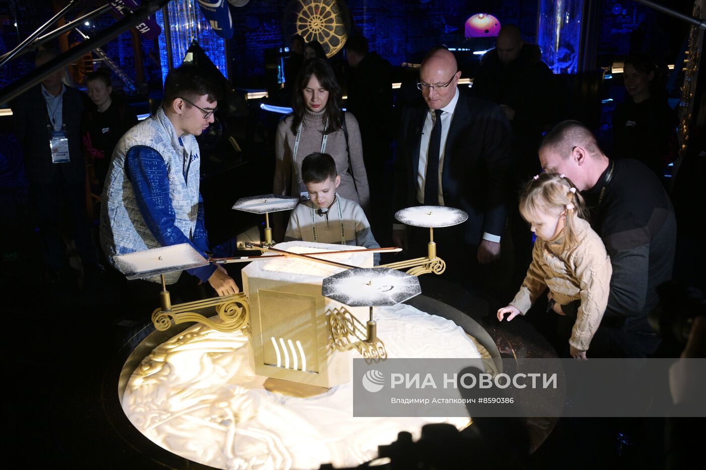 Выставка "Россия". Вице-премьер правительства РФ Д. Чернышенко поздравил мальчика Захара Границина в рамках акции "Елка желаний"