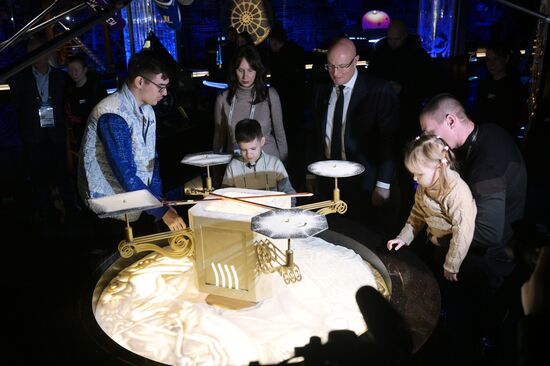 Международная выставка-форум "Россия"
Вице-премьер правительства РФ Дмитрий Чернышенко поздравил мальчика Захара Границина в рамках акции "Елка желаний"
Павильон №19 (АТОМ) Место: Россия, Москва. Автор: Владимир Астапкович/РИА Новости. Выставка "Россия". Вице-премьер правительства РФ Д. Чернышенко поздравил мальчика Захара Границина в рамках акции "Елка желаний"