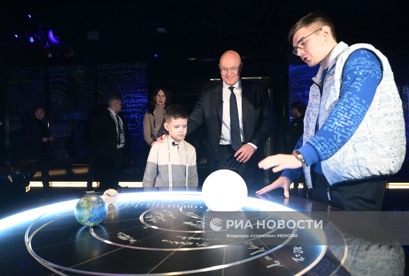 Выставка "Россия". Вице-премьер правительства РФ Д. Чернышенко поздравил мальчика Захара Границина в рамках акции "Елка желаний"