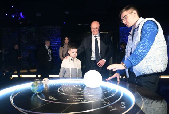 Международная выставка-форум "Россия"
Вице-премьер правительства РФ Дмитрий Чернышенко поздравил мальчика Захара Границина в рамках акции "Елка желаний"
Павильон №19 (АТОМ) Место: Россия, Москва. Автор: Владимир Астапкович/РИА Новости. Выставка "Россия". Вице-премьер правительства РФ Д. Чернышенко поздравил мальчика Захара Границина в рамках акции "Елка желаний"