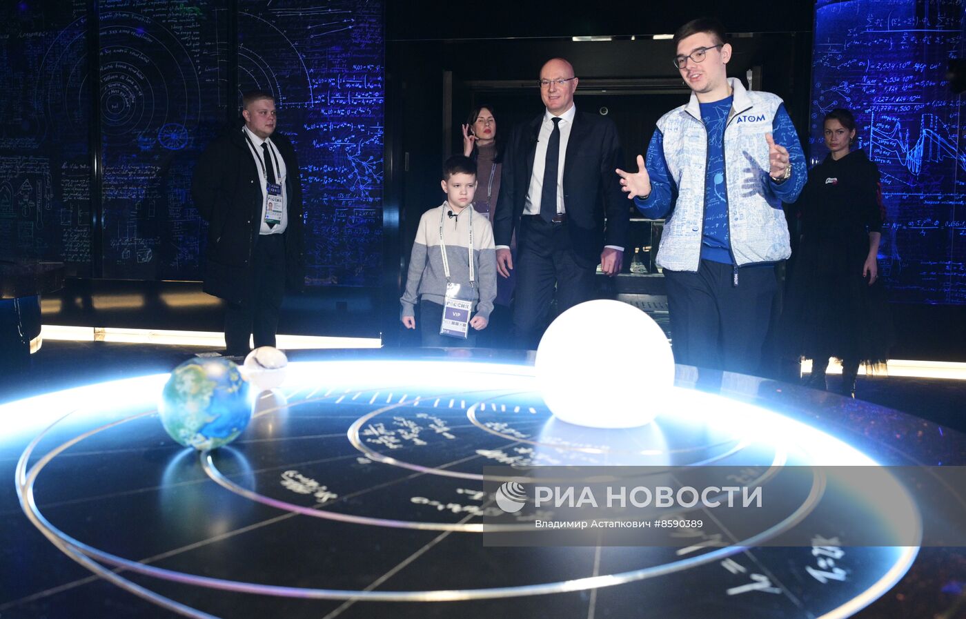 Выставка "Россия". Вице-премьер правительства РФ Д. Чернышенко поздравил мальчика Захара Границина в рамках акции "Елка желаний"