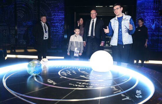 Международная выставка-форум "Россия"
Вице-премьер правительства РФ Дмитрий Чернышенко поздравил мальчика Захара Границина в рамках акции "Елка желаний"
Павильон №19 (АТОМ) Место: Россия, Москва. Автор: Владимир Астапкович/РИА Новости. Выставка "Россия". Вице-премьер правительства РФ Д. Чернышенко поздравил мальчика Захара Границина в рамках акции "Елка желаний"