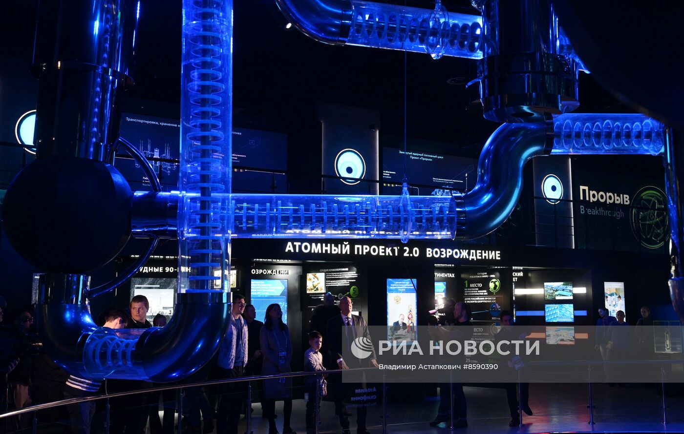 Выставка "Россия". Вице-премьер правительства РФ Д. Чернышенко поздравил мальчика Захара Границина в рамках акции "Елка желаний"