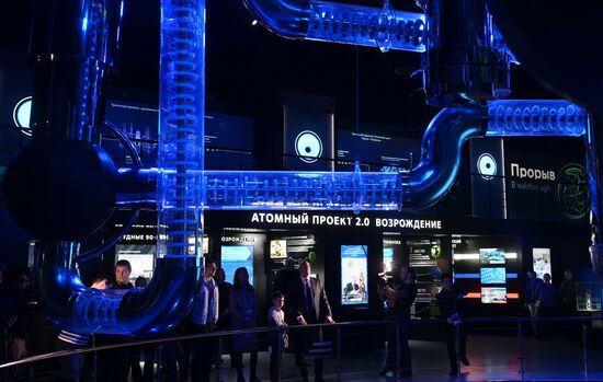 Международная выставка-форум "Россия"
Вице-премьер правительства РФ Дмитрий Чернышенко поздравил мальчика Захара Границина в рамках акции "Елка желаний"
Павильон №19 (АТОМ) Место: Россия, Москва. Автор: Владимир Астапкович/РИА Новости. Выставка "Россия". Вице-премьер правительства РФ Д. Чернышенко поздравил мальчика Захара Границина в рамках акции "Елка желаний"