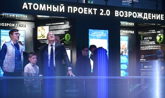 Международная выставка-форум "Россия"
Вице-премьер правительства РФ Дмитрий Чернышенко поздравил мальчика Захара Границина в рамках акции "Елка желаний"
Павильон №19 (АТОМ) Место: Россия, Москва. Автор: Владимир Астапкович/РИА Новости. Выставка "Россия". Вице-премьер правительства РФ Д. Чернышенко поздравил мальчика Захара Границина в рамках акции "Елка желаний"