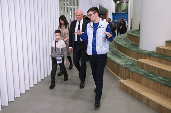 Международная выставка-форум "Россия"
Вице-премьер правительства РФ Дмитрий Чернышенко поздравил мальчика Захара Границина в рамках акции "Елка желаний"
Павильон №19 (АТОМ) Место: Россия, Москва. Автор: Владимир Астапкович/РИА Новости. Выставка "Россия". Вице-премьер правительства РФ Д. Чернышенко поздравил мальчика Захара Границина в рамках акции "Елка желаний"