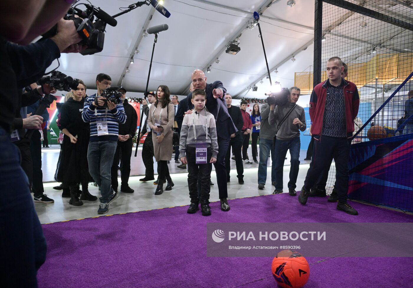 Выставка "Россия". Вице-премьер правительства РФ Д. Чернышенко поздравил мальчика Захара Границина в рамках акции "Елка желаний"