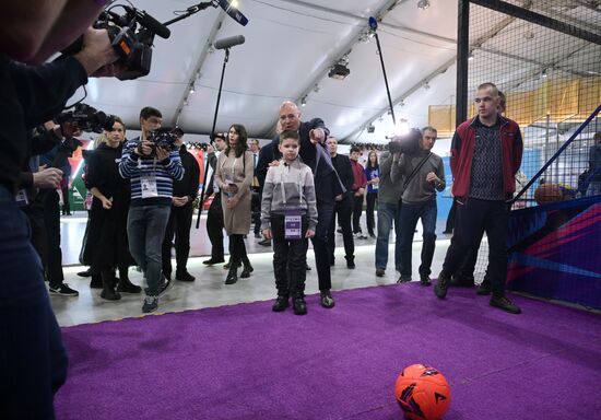 Международная выставка-форум "Россия"
Вице-премьер правительства РФ Дмитрий Чернышенко поздравил мальчика Захара Границина в рамках акции "Елка желаний"
Экскурсия по стенду "Игр Будущего"
Дмитрий Чернышенко, Заместитель председателя Правительства РФ (в центре на дальнем плане)
Павильон С "Спорт для каждого" Место: Россия, Москва. Автор: Владимир Астапкович/РИА Новости. Выставка "Россия". Вице-премьер правительства РФ Д. Чернышенко поздравил мальчика Захара Границина в рамках акции "Елка желаний"