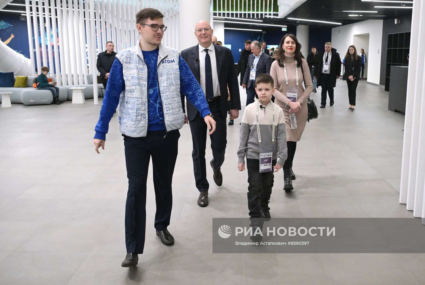 Выставка "Россия". Вице-премьер правительства РФ Д. Чернышенко поздравил мальчика Захара Границина в рамках акции "Елка желаний"