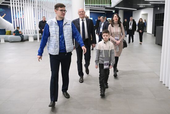 Международная выставка-форум "Россия"
Вице-премьер правительства РФ Дмитрий Чернышенко поздравил мальчика Захара Границина в рамках акции "Елка желаний"
Павильон №19 (АТОМ) Место: Россия, Москва. Автор: Владимир Астапкович/РИА Новости. Выставка "Россия". Вице-премьер правительства РФ Д. Чернышенко поздравил мальчика Захара Границина в рамках акции "Елка желаний"