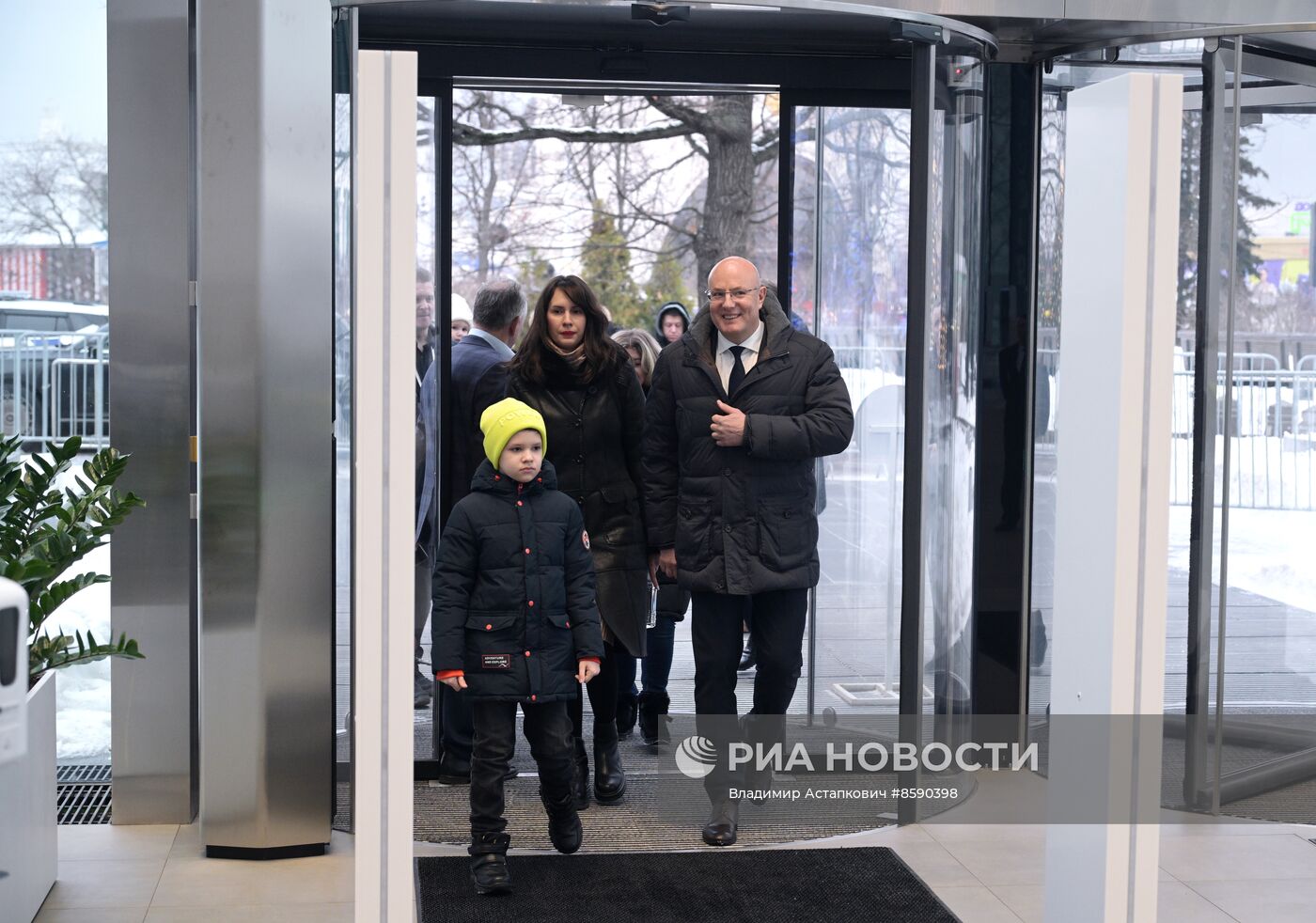 Выставка "Россия". Вице-премьер правительства РФ Д. Чернышенко поздравил мальчика Захара Границина в рамках акции "Елка желаний"