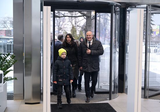 Международная выставка-форум "Россия"
Вице-премьер правительства РФ Дмитрий Чернышенко поздравил мальчика Захара Границина в рамках акции "Елка желаний"
Павильон №19 (АТОМ) Место: Россия, Москва. Автор: Владимир Астапкович/РИА Новости. Выставка "Россия". Вице-премьер правительства РФ Д. Чернышенко поздравил мальчика Захара Границина в рамках акции "Елка желаний"