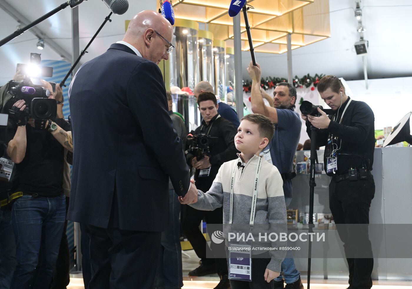 Выставка "Россия". Вице-премьер правительства РФ Д. Чернышенко поздравил мальчика Захара Границина в рамках акции "Елка желаний"